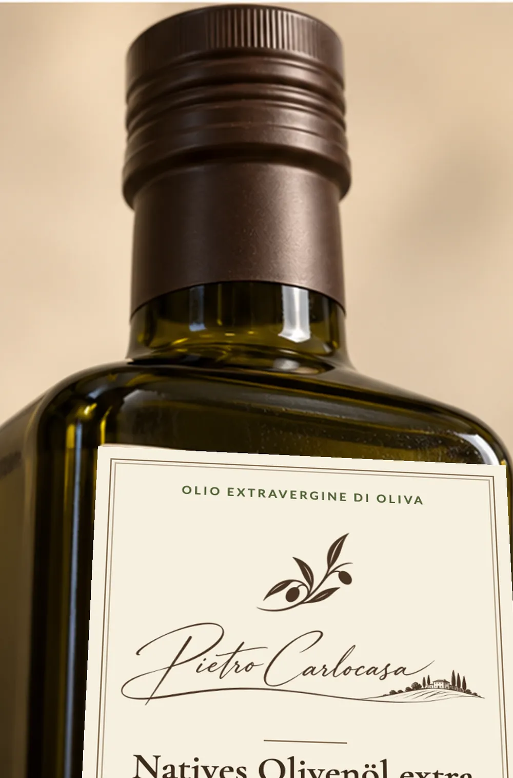 Detailansicht der Flasche mit hellem Etikett, Olivenzweig und Schriftzug Pietro Carlocasa
